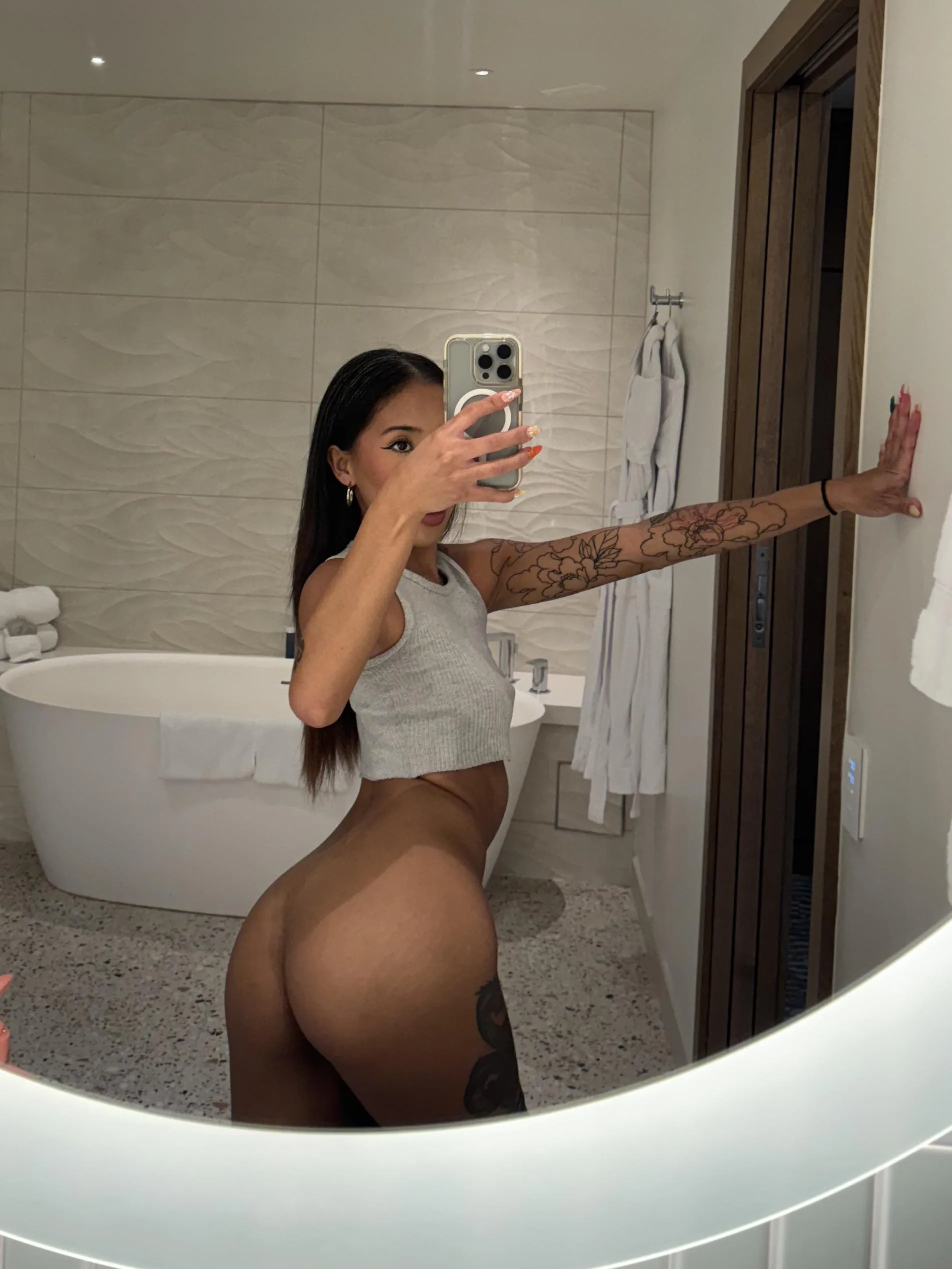 mirror booty pics for the win