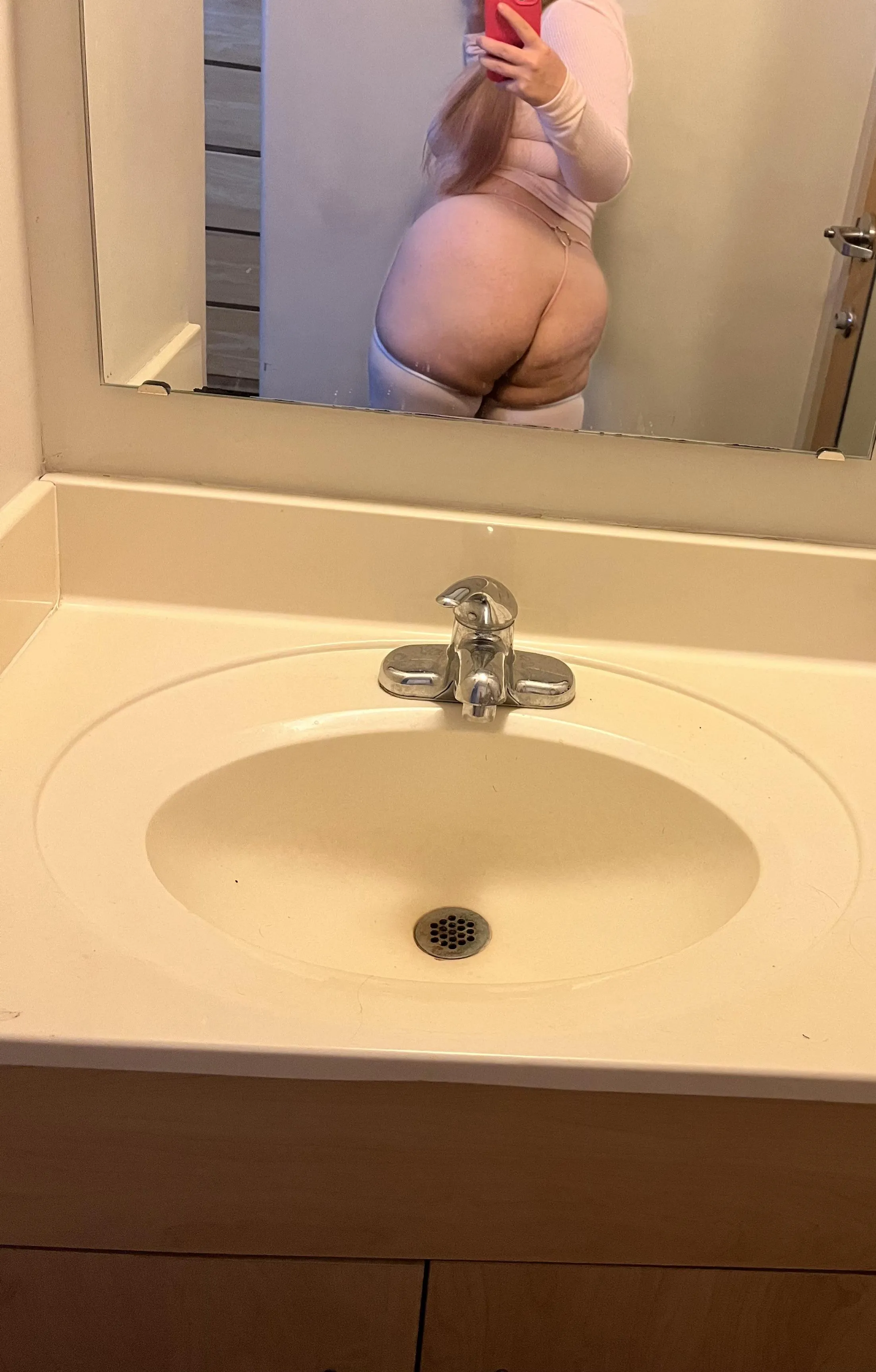 Booty pics in the mirror