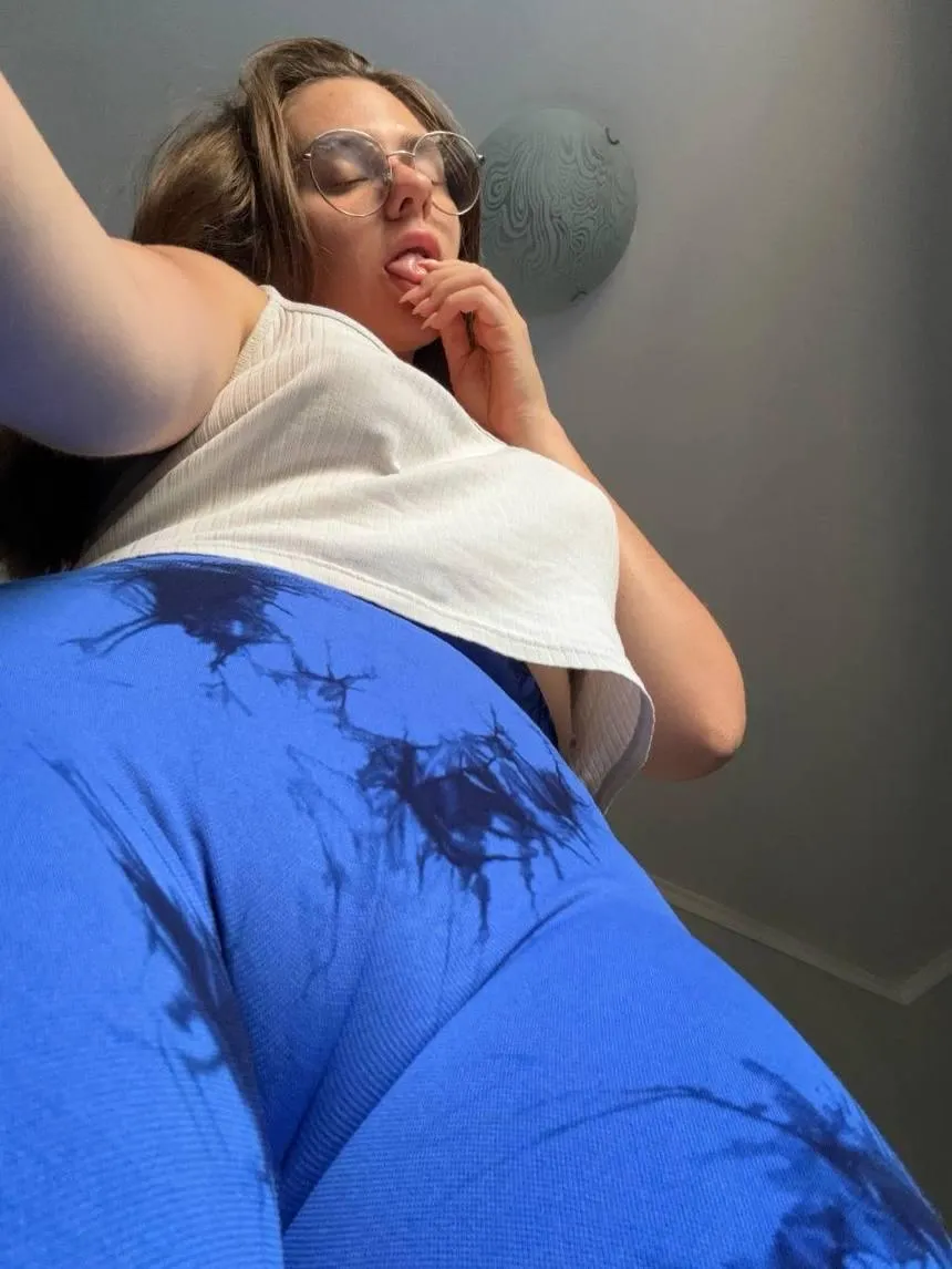 My cameltoe in blue yoga-pants