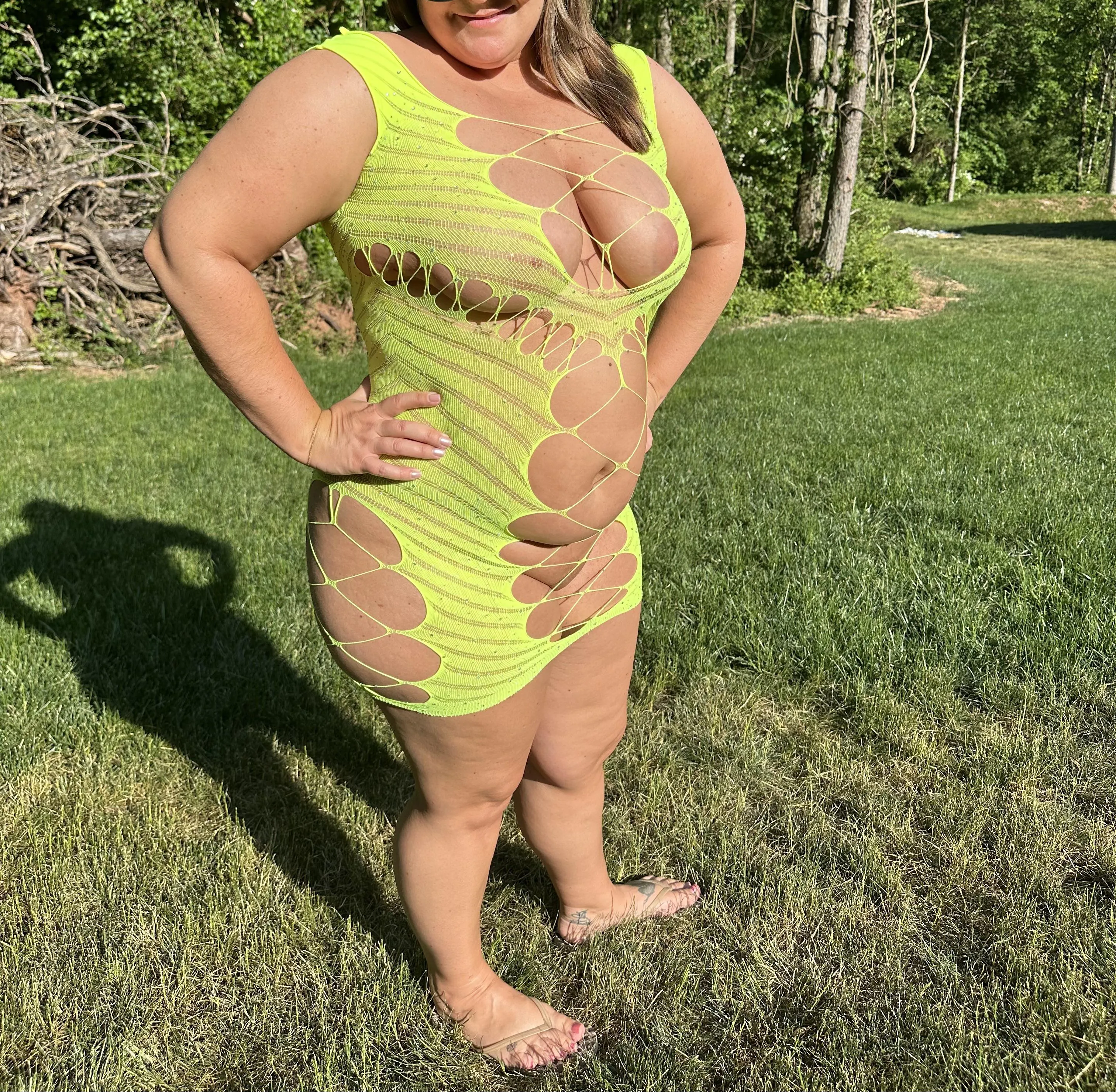 Chubby MILFs love the sun