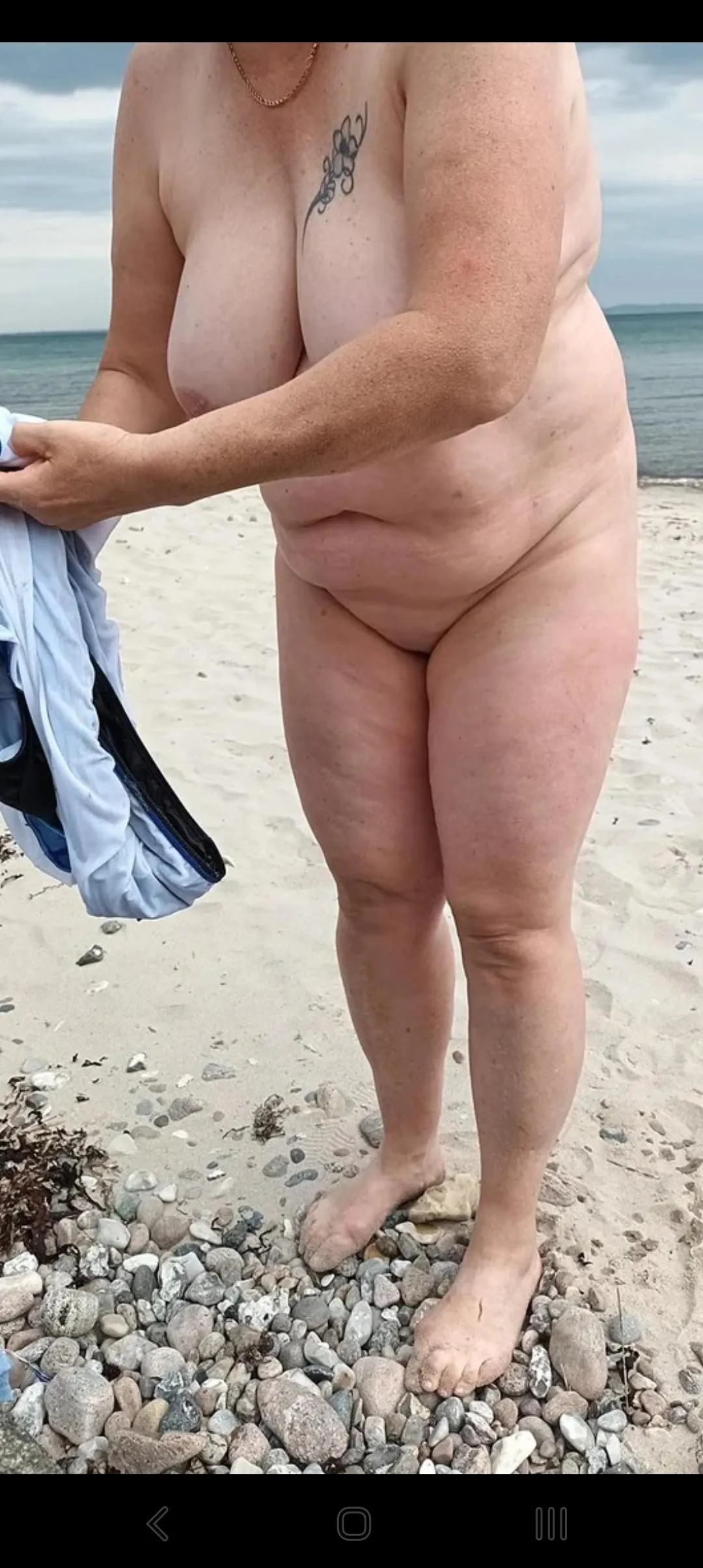 I&#039;m naked on a public beach and want to be seen.