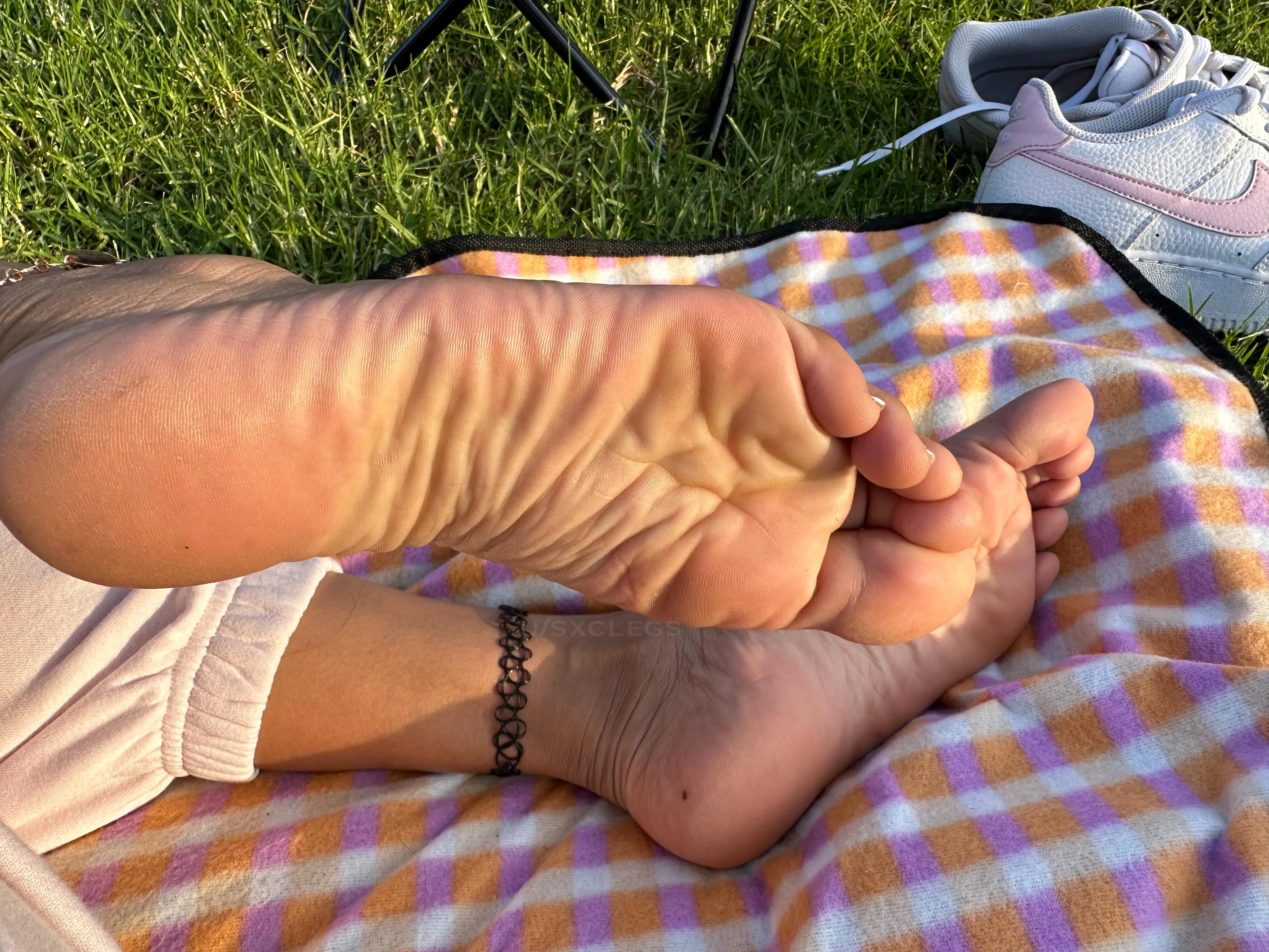 Picnic feet