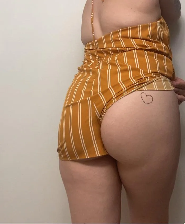 Love to flash my ass  see more on my FREE OF daddy