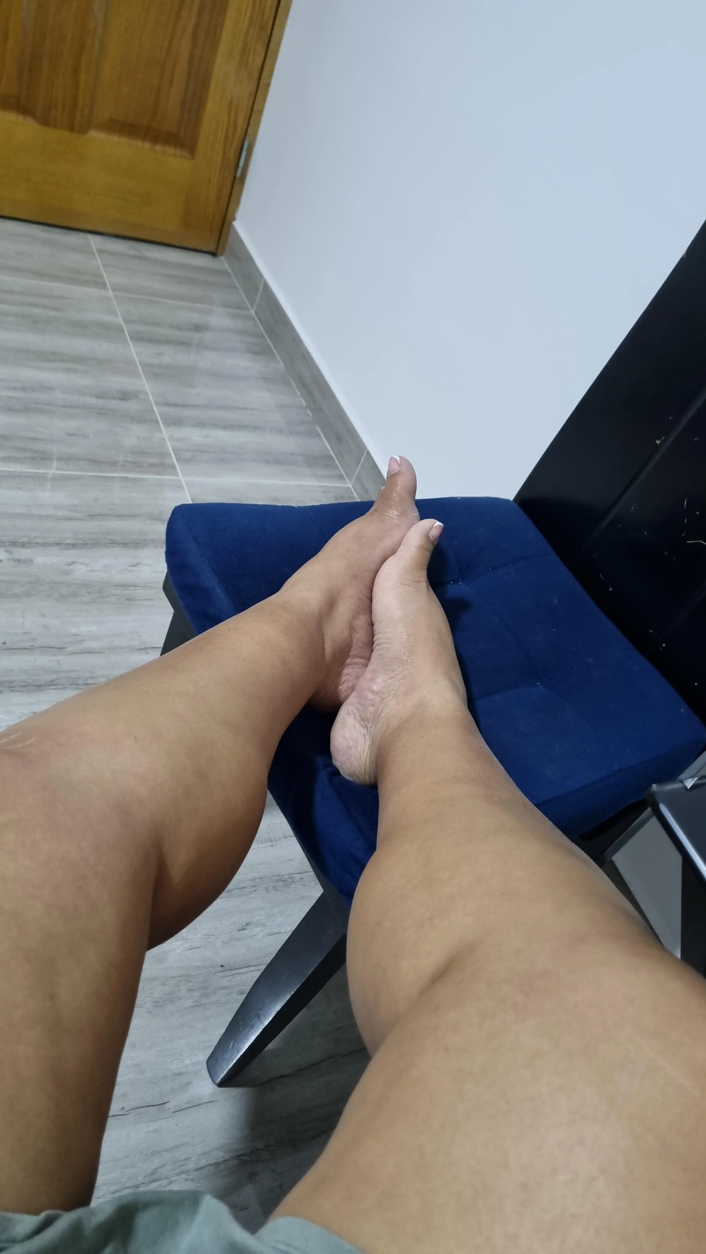 Let me give you the best footjob and get all that juice drpping down on me