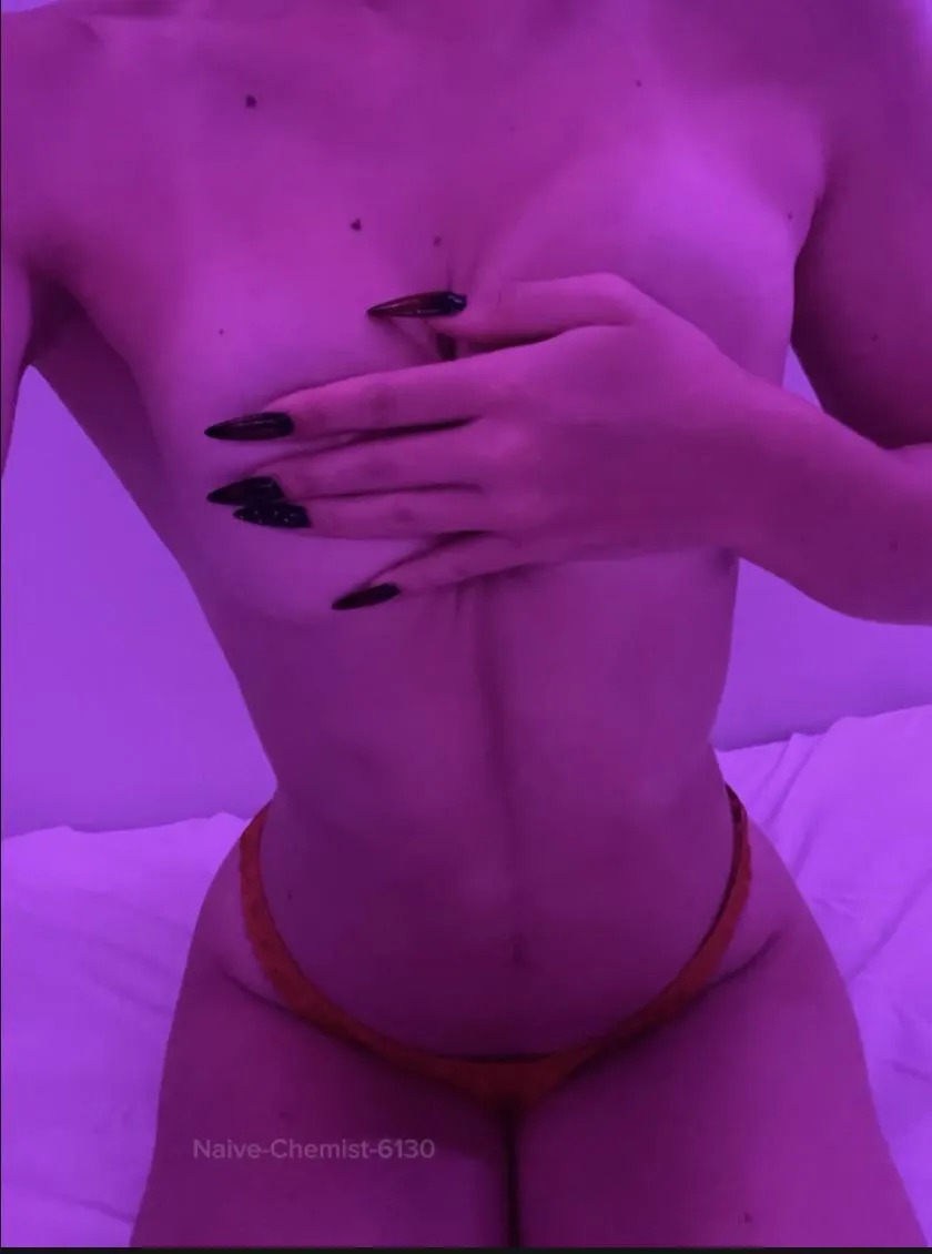 This hourglass body needs to be filled in daddys cum