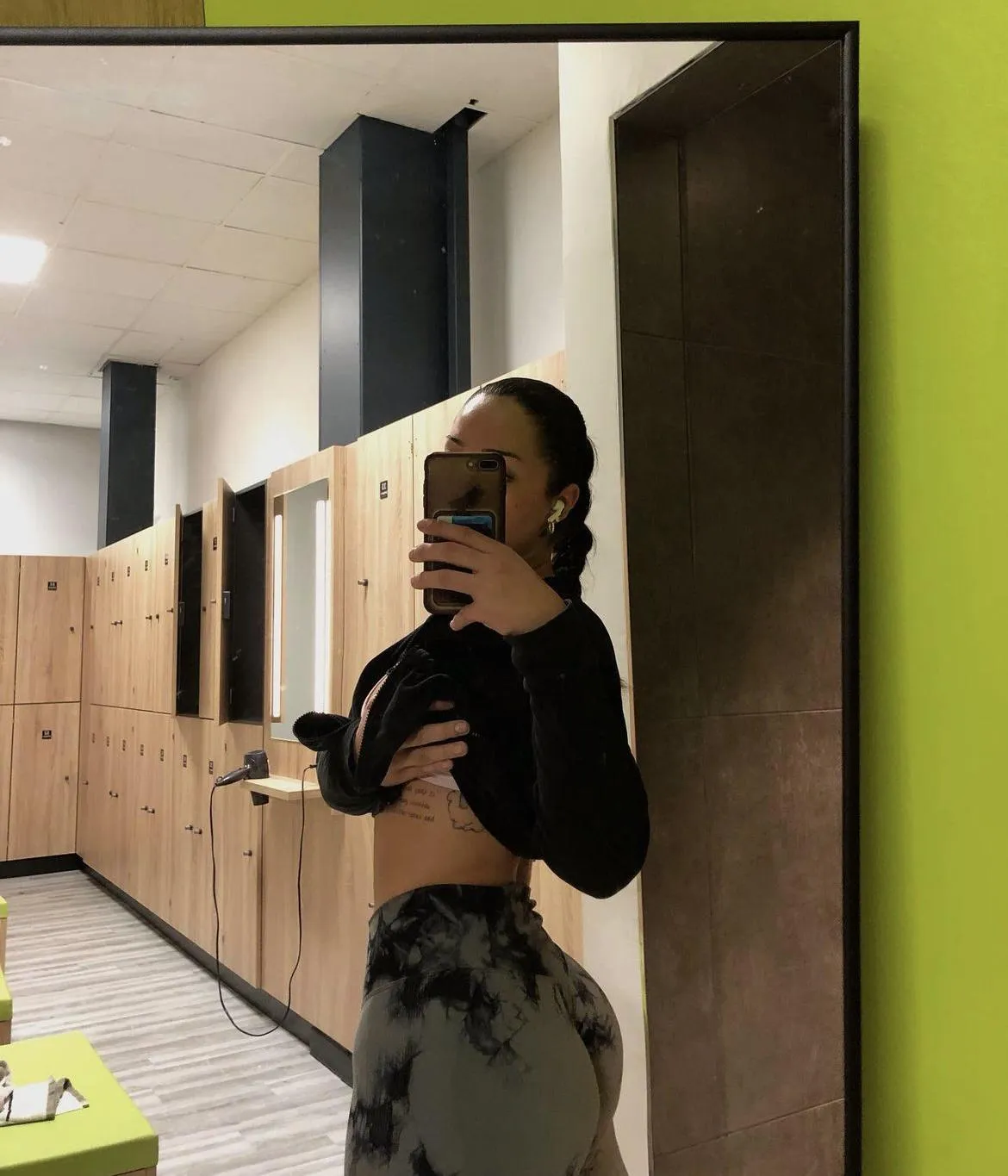 just a sexy mirror selfie in my gym outfit