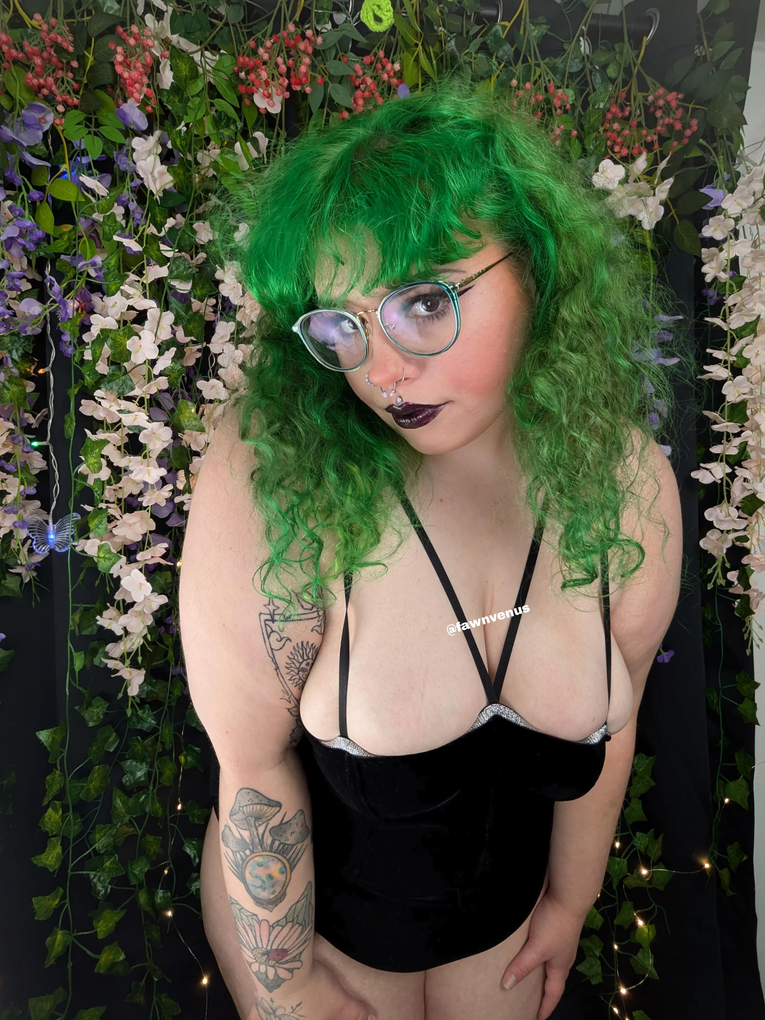 Thick sexy goth girl