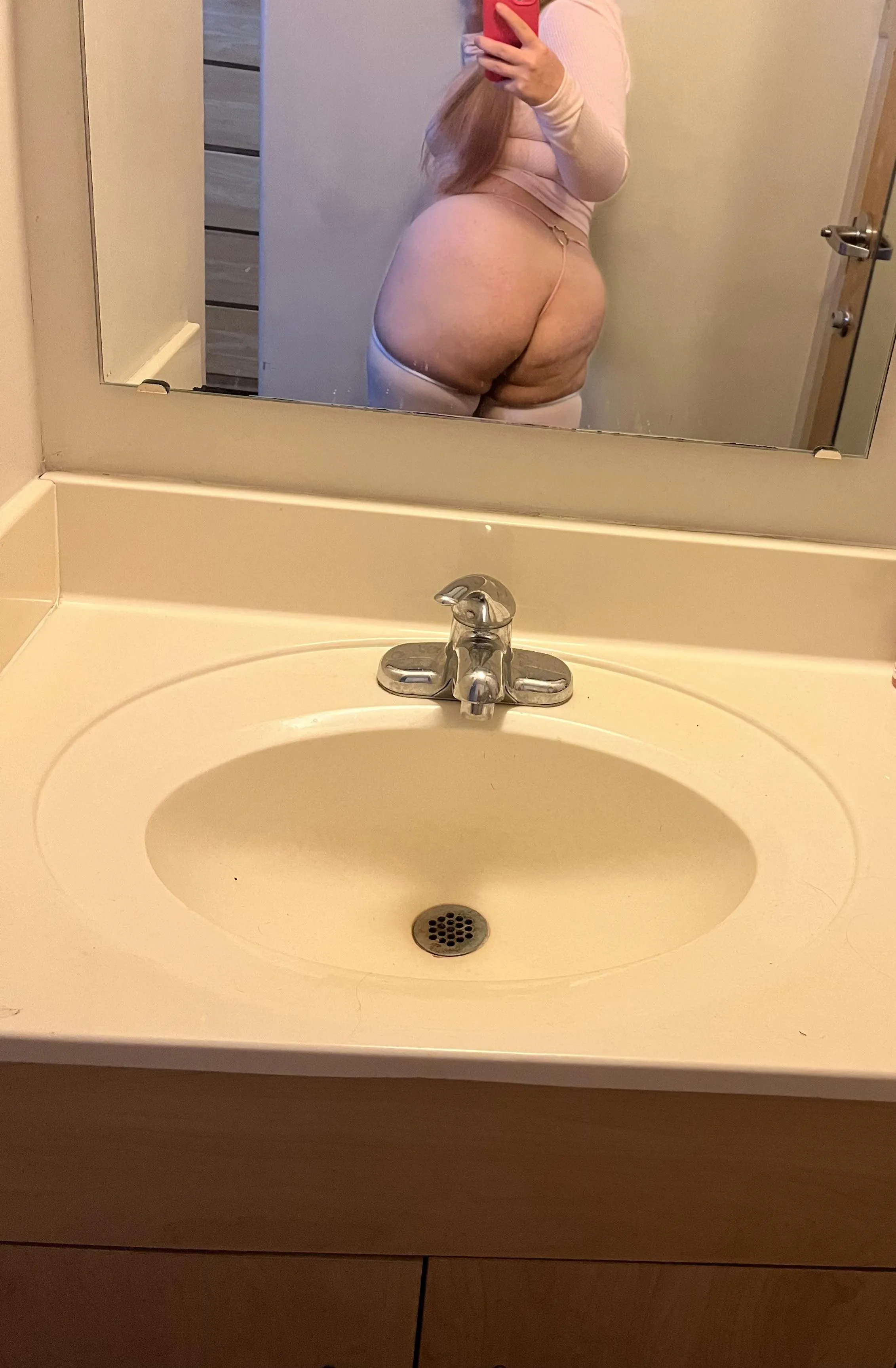 Booty pics in the mirror