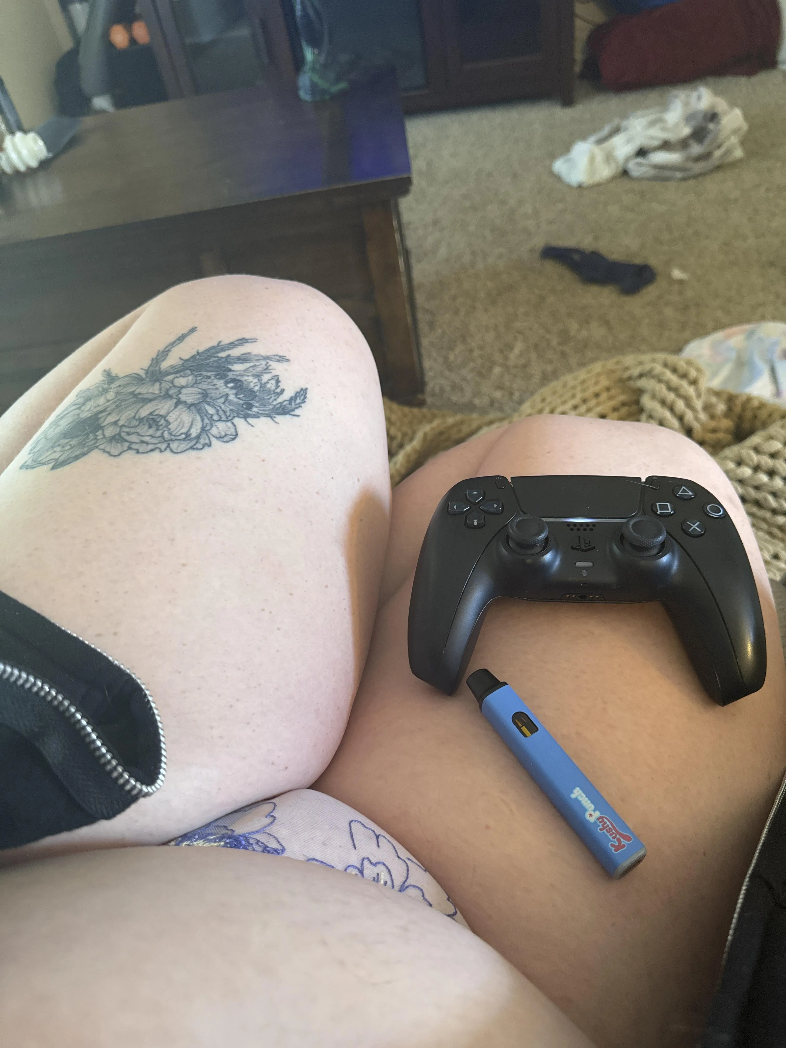 Who wants to game, smoke and eat me out? F